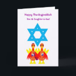 Thanksgivukkah Funny Turkeys Weinkarte Feiertagskarte<br><div class="desc">Eine humorvolle originale c.a.teresa Illustration Grußkarte oder Einladung eines Putenpaares mit einem Glas koscheren Wein mit schönem Stern von David Hintergrund. Die perfekte Mischung aus Erntedank und Hanukka, die dieses Jahr zusammenfallen wird. Diese farbenfrohen Festkarten können auch im Inneren mit Ihrem eigenen Foto oder Ihrer eigenen Nachricht angepasst werden! Dieses...</div>