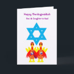 Thanksgivukkah Funny Turkeys Weinkarte Feiertagskarte<br><div class="desc">Eine humorvolle originale c.a.teresa Illustration Grußkarte oder Einladung eines Putenpaares mit einem Glas koscheren Wein mit schönem Stern von David Hintergrund. Die perfekte Mischung aus Erntedank und Hanukka, die dieses Jahr zusammenfallen wird. Diese farbenfrohen Festkarten können auch im Inneren mit Ihrem eigenen Foto oder Ihrer eigenen Nachricht angepasst werden! Dieses...</div>
