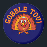 Thanksgivukkah Gobble Tov Turkey Magnet<br><div class="desc">Feiern Sie Thanksgivukkah 2013 mit diesem klassischen Gobble Tov Magneten! Mit einem lustigen, gelben, orangen und braunen Cartoon Truthahn mit Yamaka und einem Star of David Halskette. Ein Hanukkah-Erntedank wird für weitere 77.000 Jahre nicht stattfinden! Nimm diesen großartigen Keepake-Magneten für dieses einmalige Fest. *Das ist ein lustiges Geschenk für Hanukkah...</div>
