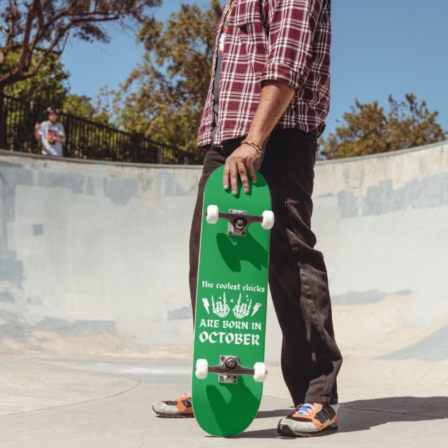 THE COOLEST CHICKS ARE BORN IN OCTOBER birthday   Skateboard (Außenbereich 2)