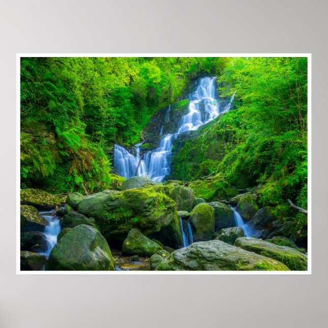 The Enchanting Cascade of Torc Waterfall Poster (Vorne)