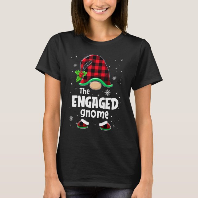 The Engaged Gnome Buffalo Plaid Christmas Matching T-Shirt (Vorderseite)