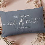 The Future Mr. und Mrs. Elegant Script Dusty Blue Lendenkissen<br><div class="desc">Feiern Sie Ihre Liebe mit diesem schicken und romantischen Kissen mit Ihrem zukünftigen Familiennamen Mr. & Mrs.. in der Vintagen Schriftzeichen-Schrift. Wählen Sie Ihre eigene Hintergrundfarbe unter Weitere Anpassung. Das wäre das ideale Geschenk für ein Brautparty, eine Verlobung oder einen Valentinstag. Die dustigen Blautöne und Elfenbeinfarben werden mit jeder Wohngestaltung...</div>