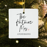 The Future Mrs and Your Name Modern Beauty Keramikornament<br><div class="desc">Mit der Einführung von "The Future Mrs. and Your Name" Modern Beauty Gift Set von Zazzle Celebrate die fröhliche Gelegenheit der Zukunft Mrs. mit einem modernen Schönheitsgeschenk Set von Zazzle, das Luxus, Personalisierung und Stil kombiniert. Dieses exklusive Geschenkgutschein-Set soll ihr auf ihrem Weg zur Ehefrau ein ganz besonderes Gefühl geben....</div>