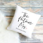 The Future Mrs and Your Name Modern Beauty Kissen<br><div class="desc">Mit der Einführung von "The Future Mrs. and Your Name" Modern Beauty Gift Set von Zazzle Celebrate die fröhliche Gelegenheit der Zukunft Mrs. mit einem modernen Schönheitsgeschenk Set von Zazzle, das Luxus, Personalisierung und Stil kombiniert. Dieses exklusive Geschenkgutschein-Set soll ihr auf ihrem Weg zur Ehefrau ein ganz besonderes Gefühl geben....</div>