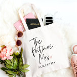 The Future Mrs and Your Name Modern Beauty Tragetasche<br><div class="desc">Mit der Einführung von "The Future Mrs. and Your Name" Modern Beauty Gift Set von Zazzle Celebrate die fröhliche Gelegenheit der Zukunft Mrs. mit einem modernen Schönheitsgeschenk Set von Zazzle, das Luxus, Personalisierung und Stil kombiniert. Dieses exklusive Geschenkgutschein-Set soll ihr auf ihrem Weg zur Ehefrau ein ganz besonderes Gefühl geben....</div>