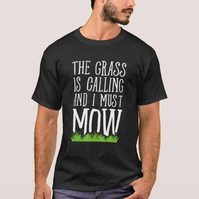 The Grass Is Calling And I Must Mow Lawn Mowing T-Shirt (Vorderseite)