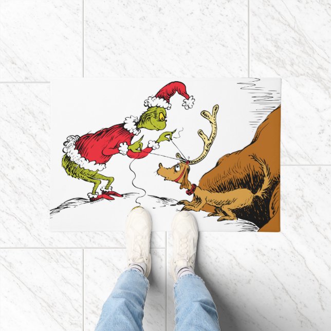 The Grinch Prepares Max the Reindeer Fußmatte (Indoor)