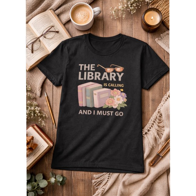 THE LIBRARY IS CALLING AND I MUST GO  T-Shirt (Von Creator hochgeladen)
