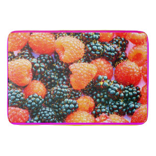 "The Mix of Berries" Niedliches Foto. Jetzt kaufen Badematte