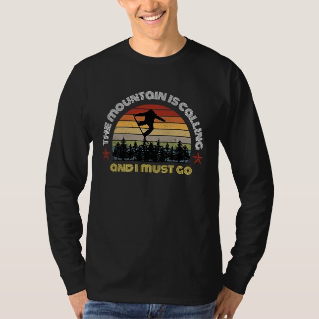 The Mountain is Calling and I must Go Skiing Funny T-Shirt (Vorderseite)