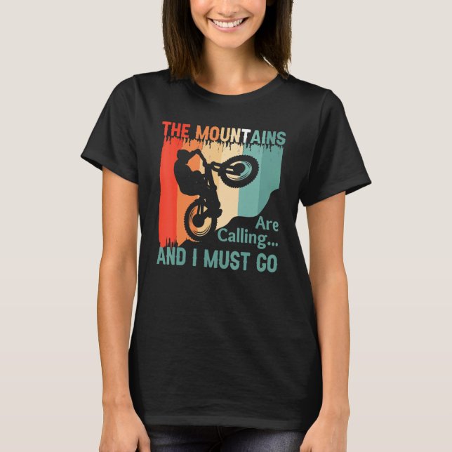The Mountains Are Calling and I Must Go Mountain B T-Shirt (Vorderseite)