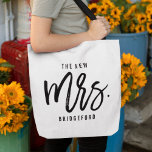 The New Mrs Personalized Bride Tasche<br><div class="desc">Show off your new last name with our super cute personalized bride tote! Modern black and white design features "the new  mrs. [lastname]" in handwritten script typography. Easily customize using the template field provided. Makes a great gift for a newlywed or recent bride.</div>