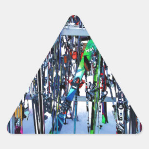 The Ski Party - Skis and Poles Dreieckiger Aufkleber
