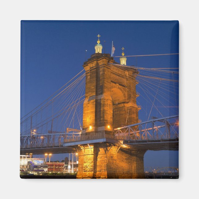 The skyline of Cincinnati, Ohio, USA at dusk Magnet (Vorne)