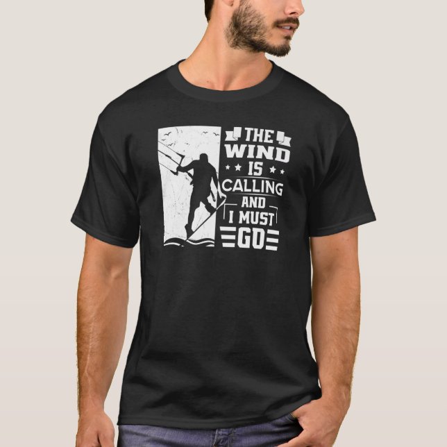 The Wind Is Calling And I Must Go Kite  Kitesurfer T-Shirt (Vorderseite)