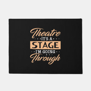 Theater ist es eine Bühne Schauspieler durch gehen Fußmatte