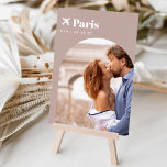 Thema Hochzeit Zielort Foto & Name Tischnummer<br><div class="desc">Fügen Sie Ihren Hochzeitsempfängertischen eine besondere Touch mit diesen individuellen Foto Tischnummer Karten. Benennen Sie jede Tabelle nach einem unvergesslichen Reiseziel und fügen Sie diesen Karten ein Foto und den Zielnamen hinzu. Ihr Foto ist unten in einem Bogenlayout ausgerichtet, mit dem Ortsnamen und Ihren Initialen und dem Hochzeitstag oben links,...</div>