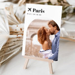 Thema Hochzeit Zielort Foto & Name Tischnummer<br><div class="desc">Fügen Sie Ihren Hochzeitsempfängertischen eine besondere Touch mit diesen individuellen Foto Tischnummer Karten. Benennen Sie jede Tabelle nach einem unvergesslichen Reiseziel und fügen Sie diesen Karten ein Foto und den Zielnamen hinzu. Ihr Foto ist unten in einem Bogenlayout ausgerichtet, mit dem Ortsnamen und Ihren Initialen und dem Hochzeitstag oben links,...</div>
