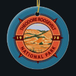 Theodore Roosevelt Nationalpark Retro Kompass Keramik Ornament<br><div class="desc">Theodore Roosevelt Vektorgrafik Design. Der Park ist ein amerikanischer Nationalpark,  der drei geographisch getrennte Gebiete von Badlands im Western Nord-Dakota umfasst.</div>