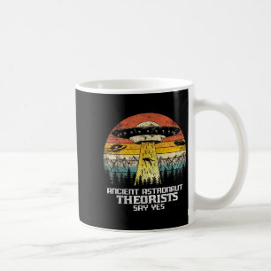Theoretiker der antiken Astronauten sagen Ja Alien Kaffeetasse