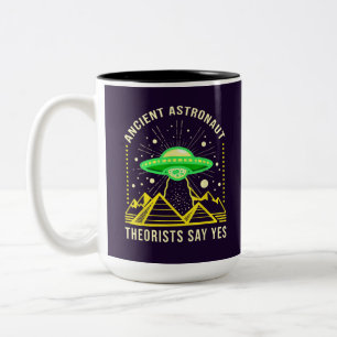 Theoretiker der antiken Astronauten sagen Ja zur A Zweifarbige Tasse