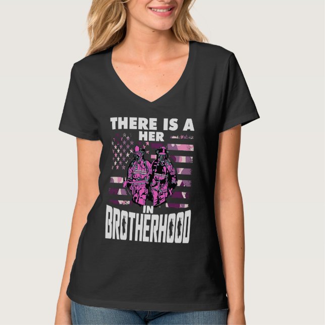 There Is A Her In Brotherhood  Female Firefighter T-Shirt (Vorderseite)