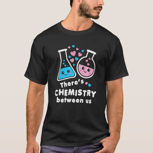 There's Chemistry Between Us Funny Science Valenti T-Shirt (Vorderseite)