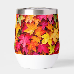 Thermobecher mit Herbstlaub in Herbstfarben
