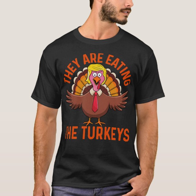 They Are Eating The Turkeys Thanksgiving Humor by  T-Shirt (Vorderseite)