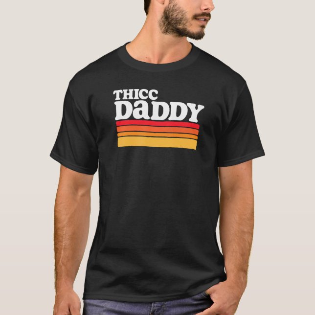 Thicc Daddy Retro Big Typ T-Shirt (Vorderseite)