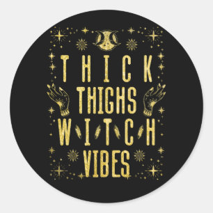 Thick Thighs Hexe Vibes authentisches Hexenkessel Runder Aufkleber