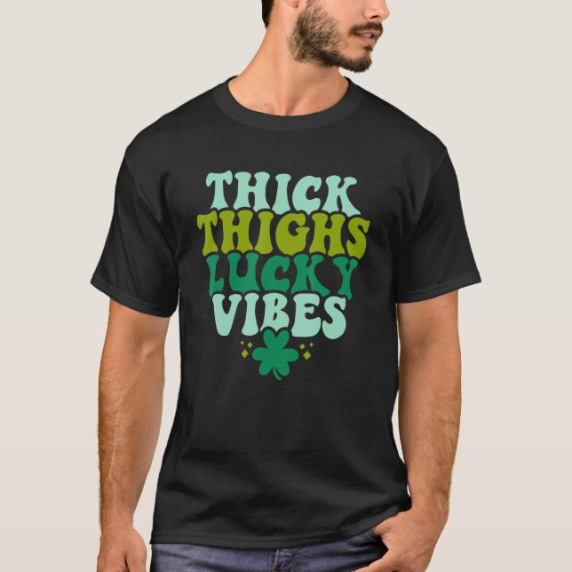 Thick Thighs Lucky Vibes Kleeblatt Funny St Patric T-Shirt (Vorderseite)