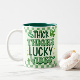 Thick Thighs Lucky Vibes St. Patrick's Day Zweifarbige Tasse