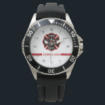Thin Red Line Individuelle Name Stripe Firefighter Armbanduhr<br><div class="desc">Du bist Teil der Legion der Feuerrettung. Feiern Sie dies mit dieser benutzerdefinierten Uhr, die den Namen Ihres Geschenkempfängers in Rot entlang der durchgehenden, dünnen roten Linie entlang der unteren Mitte der Uhr platziert. Naher in Richtung Zentrum, dem klassischen Feuerwehrsymbol des Malteser Kreuzes. Ein modernes und stilvolles Geschenk für sich...</div>