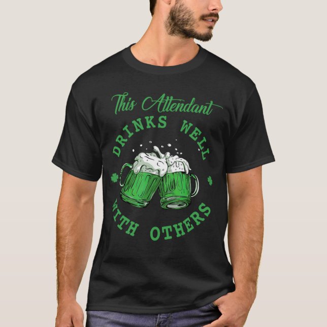 This Attendant Drinks Well With Others St Patrick' T-Shirt (Vorderseite)
