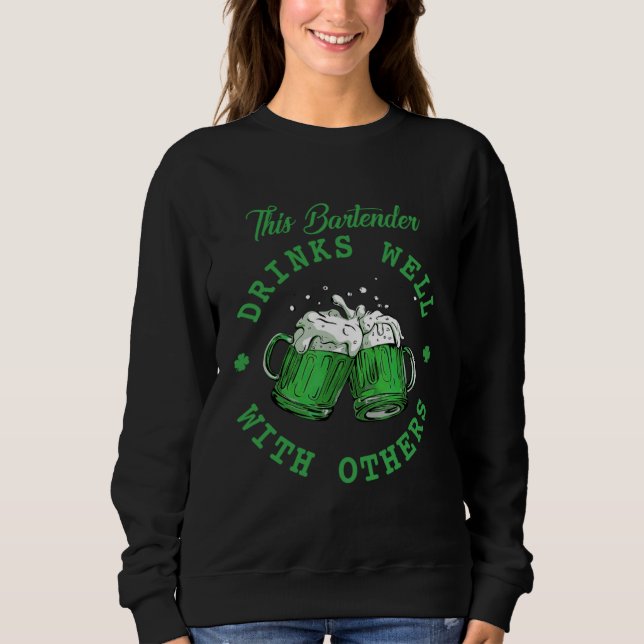 This Bartender Drinks Well With Others St Patrick' Sweatshirt (Vorderseite)