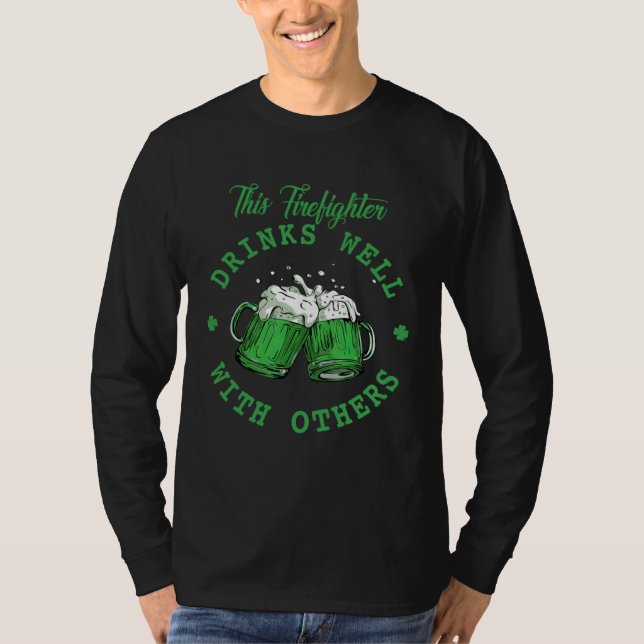 This Firefighter Drinks Well With Others St Patric T-Shirt (Vorderseite)