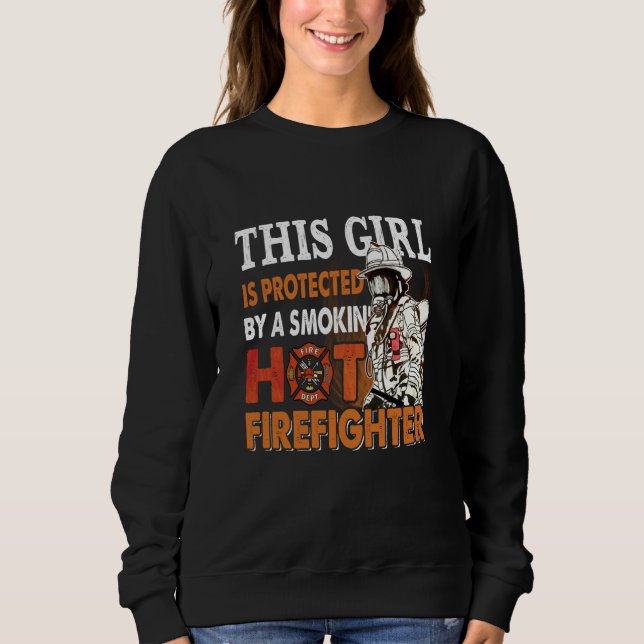 This Girl Is Protected By A Smokin' Hot Firefighte Sweatshirt (Vorderseite)