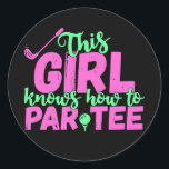 This Girl Knows How To Par Tee Golfing Girl Golf Runder Aufkleber<br><div class="desc">This Girl Knows How To Par Tee Golfing Girl Golf Lover Gift. Perfect gift for your dad,  mom,  papa,  men,  women,  friend and family members on Thanksgiving Day,  Christmas Day,  Mothers Day,  Fathers Day,  4th of July,  1776 Independent day,  Veterans Day,  Halloween Day,  Patrick's Day</div>