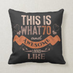 This is what 70 and awesome looks like quote kissen<br><div class="desc">Decorative vintage retro colors with distressed grungy effect and ornamental vintage shapes. Funny sarcastic 70 years old saying quote with phase This Is What 70 And Awesome Looks Like quote. Perfect Happy 70th Birthday Gift idea for Dad,  mom,  grandma,  grandpa,  uncle and aunt.</div>