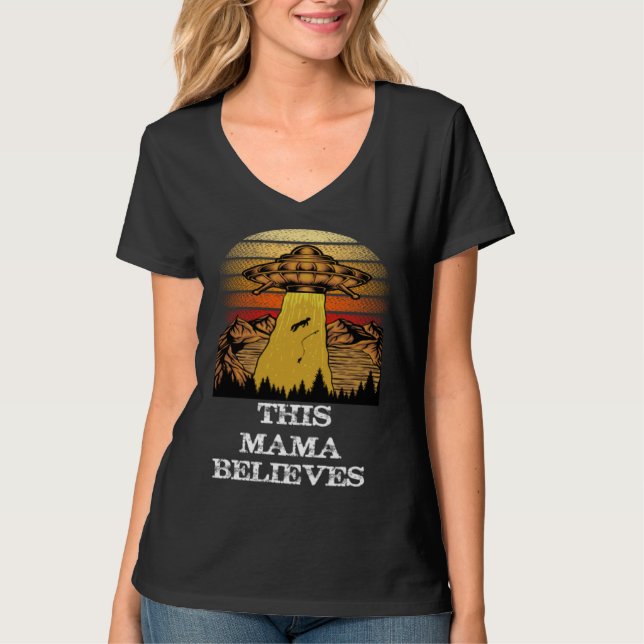 This Mama Believes   UFO Alien Conspiracy T-Shirt (Vorderseite)