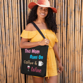 This Mom Runs on Coffee and Wine Tasche