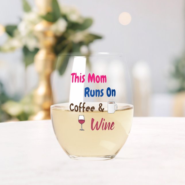 This Mom Runs on Coffee and Wine Weinglas Ohne Stiel (Insitu (Hochzeit))