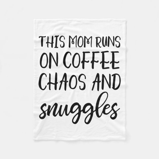 This Mom Runs On Coffee Chaos And Snuggles  Fleecedecke (Vorderseite)