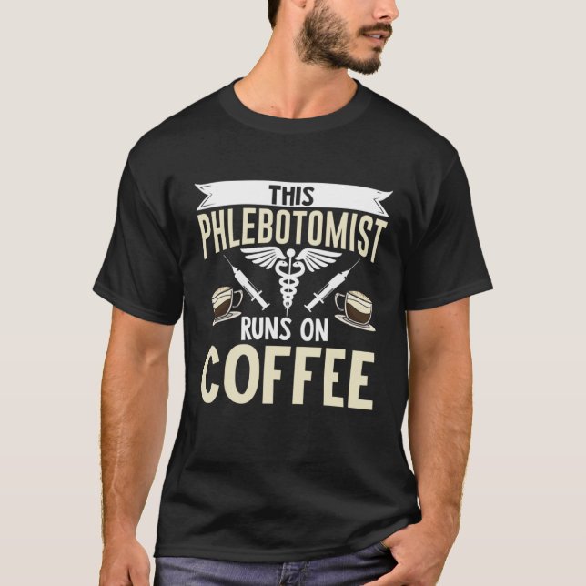 This Phlebotomist Runs On Coffee Phlebotomy Tech T T-Shirt (Vorderseite)