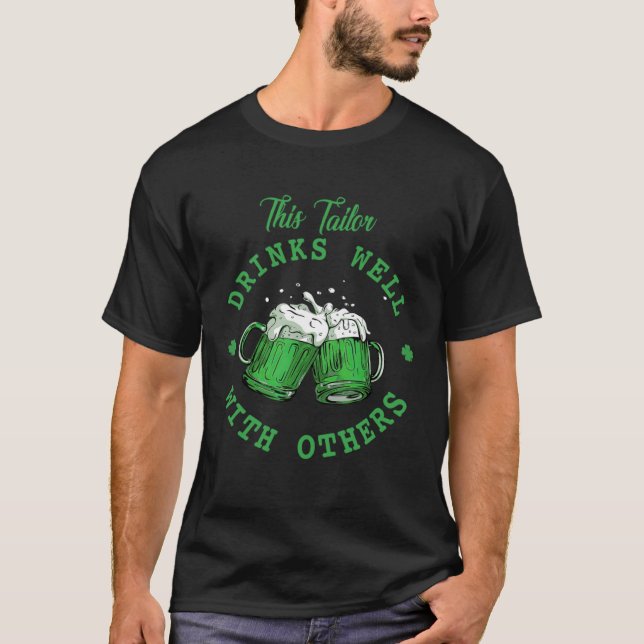 This Tailor Drinks Well With Others St Patrick's D T-Shirt (Vorderseite)