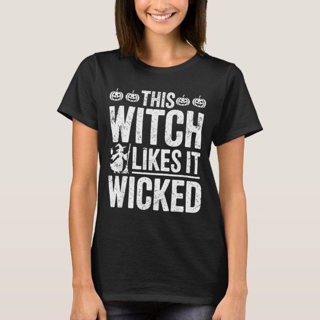 This Witch Likes It Wicked Funny Halloween Broom  T-Shirt (Vorderseite)