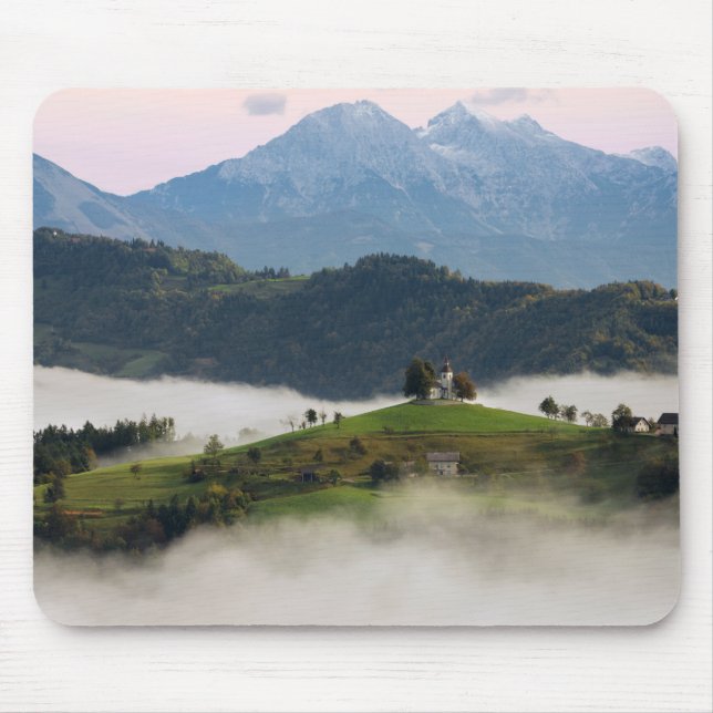 Thomas-Kirche und Berge, Slowenien mousepad (Vorne)