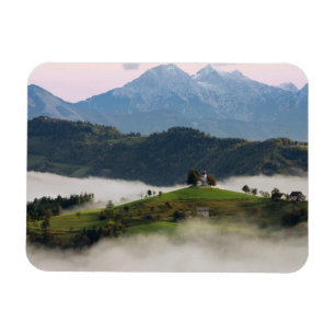 Thomas-Kirche und Berge, Slowenien rect Magnet